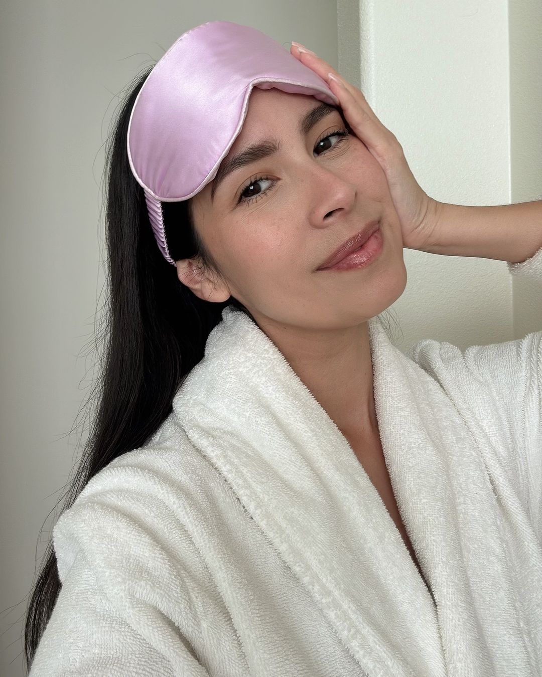 PURESOL Beauty mulberry silk sleep eye mask, worn, alternate view